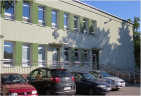 Parking obok budynku szpitalnego